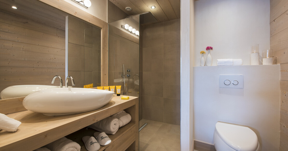 Luxury chalets in Tignes - Chalet Opal bathroom