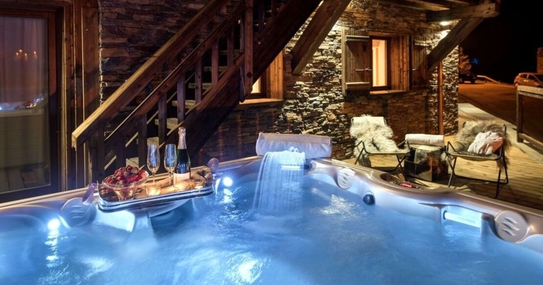 Luxury chalets in Tignes - Chalet Opal hot tub