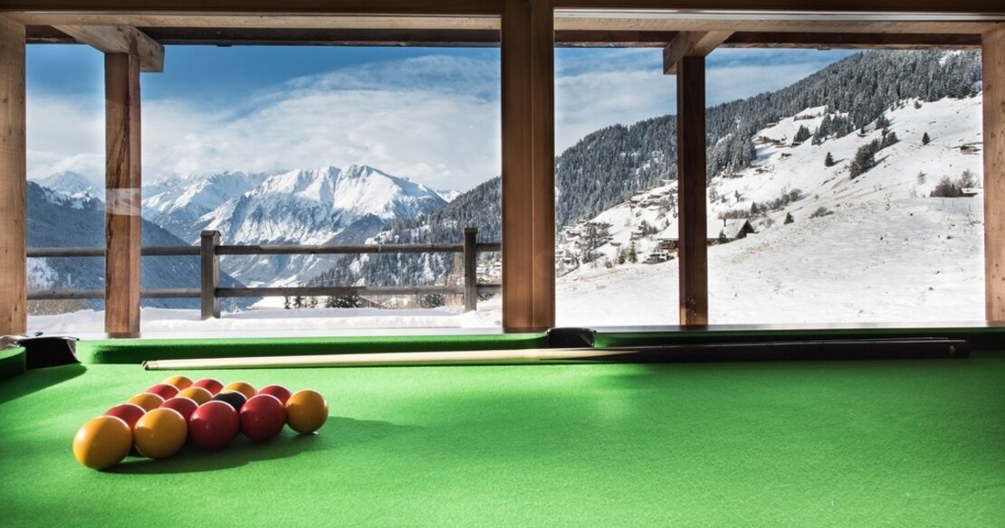 Chalet Rock - pool table