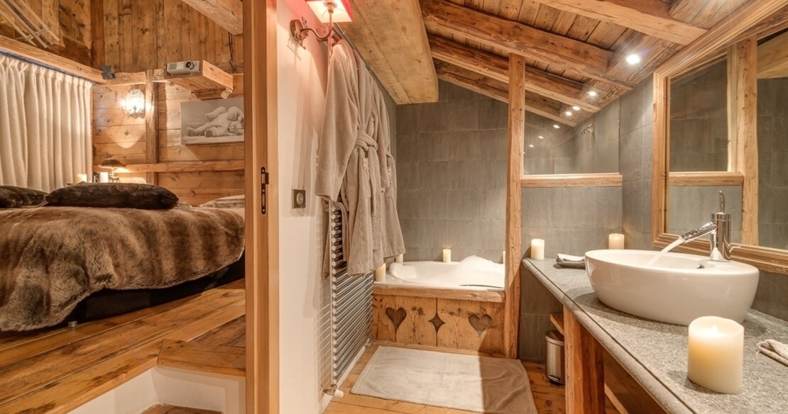 Chalet Le Rocher Val d'Isere - bedroom and bathroom