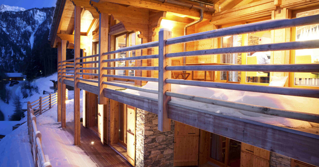 Chalet Auriane Tzoumaz - exterior of the chalet and the balcony