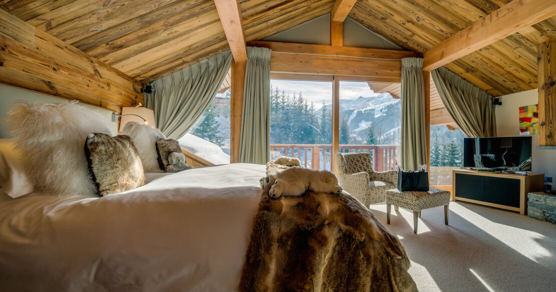 Chalet Mont Tremblant Meribel - master bedroom view