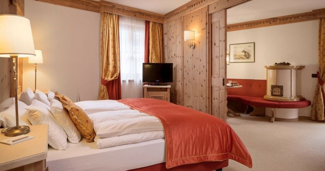 Hotel Chalet Del Sogno - madonna bedroom