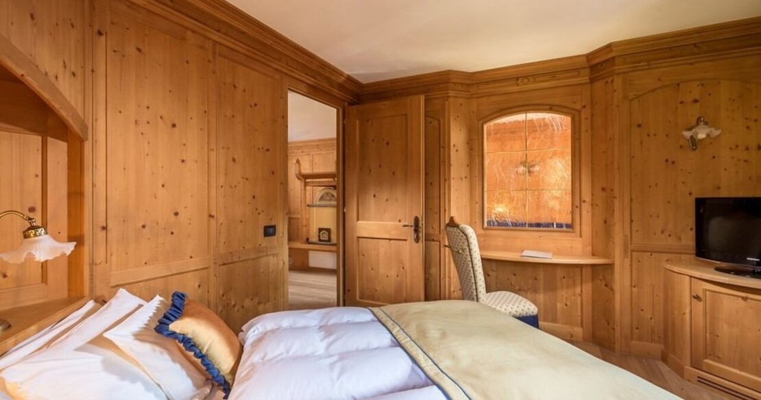 Hotel Chalet Del Sogno - madonna bedroom