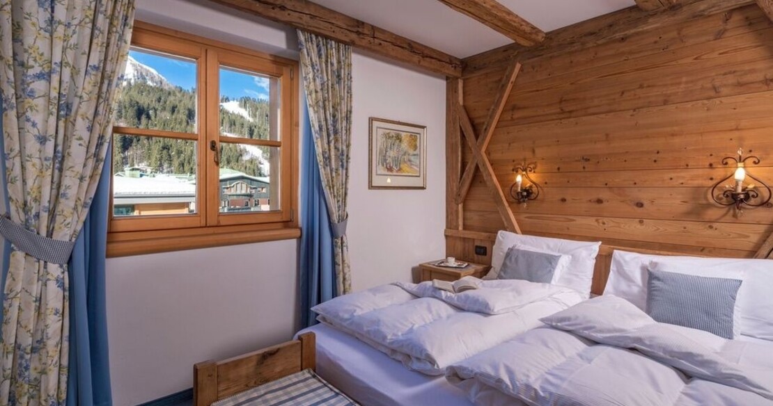 Hotel Chalet Del Sogno - madonna blue bedroom