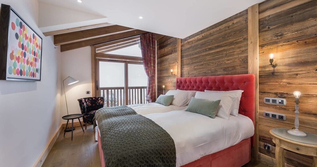 Chalet Libellule - Courchevel Moriond - bedroom red